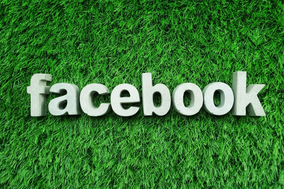 Facebook stranica brenda na zaslonu